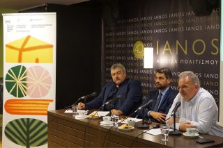 4Από τη συνέντευξη Τύπου του Φεστιβάλ Χανίων: (από αριστερά) ο αντιπεριφερειάρχης Χανίων, Νίκος Καλογερής, ο δήμαρχος Χανίων, Παναγιώτης Σημανδηράκης, και ο διευθυντής του φεστιβάλ, Μανώλης Πιμπλής